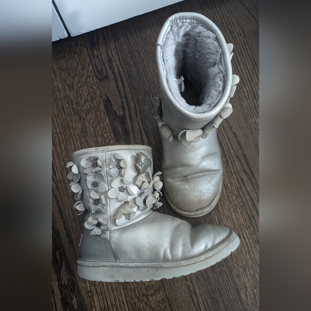 🌸 UGG Girls sz 2 Silver Leather Floral Slip‎ On Boot